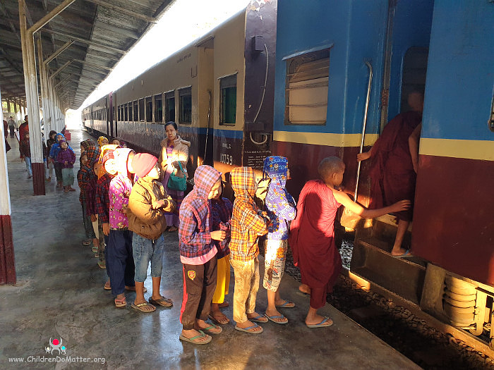 bambini che salgono sul treno per kalaw - children do matter