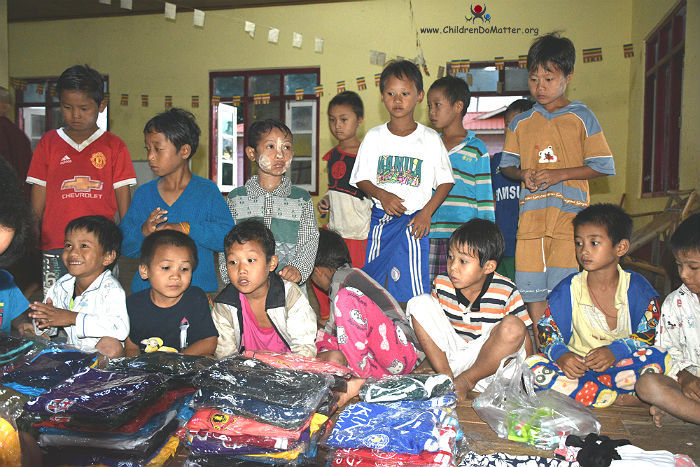 bambini con vestitini nuovi orfanotrofio sasana birmania - children do matter