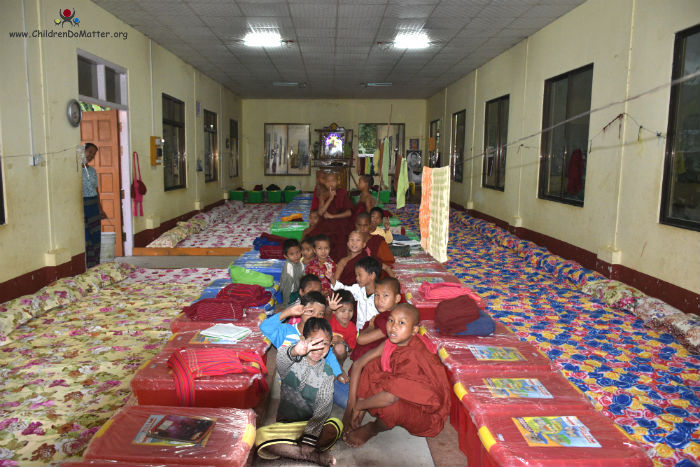 dormitorio 2 con materassi orfanotrofio sasana birmania - children do matter