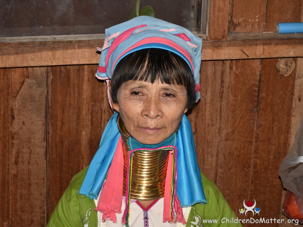 A Kayan woman wearing traditional neck rings. Portrait Stock Photo - Alamy