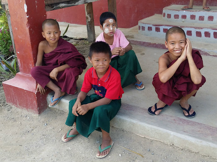 orfani monaci orfanotrofio sasana-yaung-chi-nyaung shwe lago inle birmania - children do matter