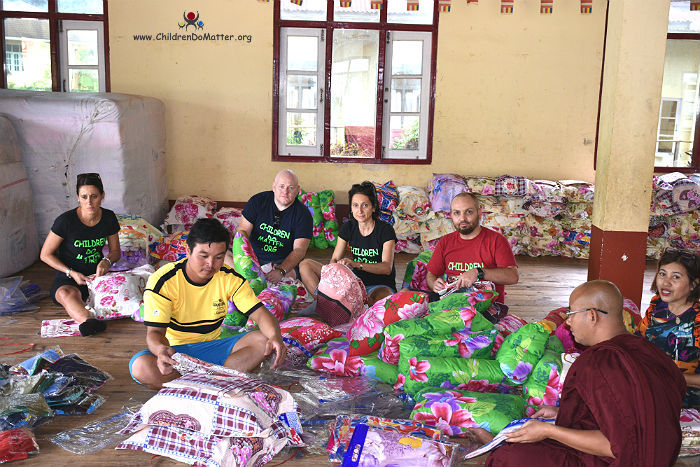 preparazione cuscini materassi orfanotrofio sasana birmania - children do matter
