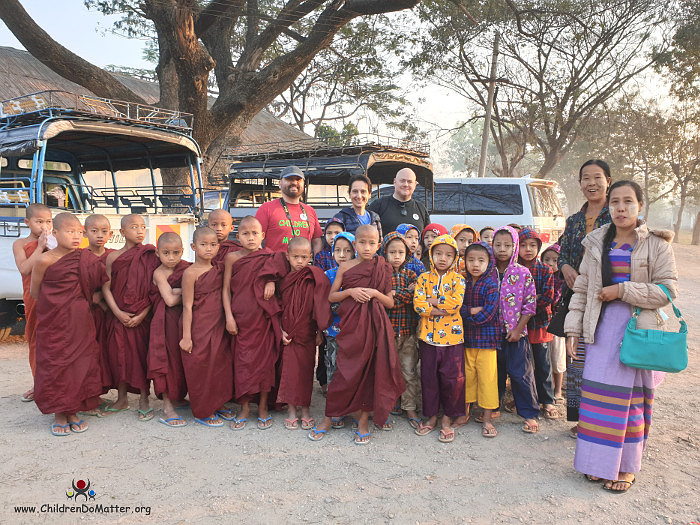 stazione del treno a shwenyaung - children do matter