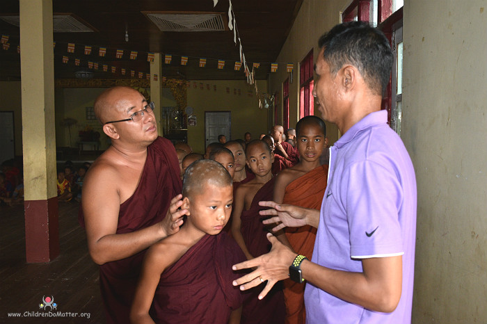 visita del dottore orfanotrofio sasana birmania - children do matter